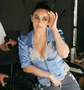 Charli xcx postala prva britanska pevačica sa dva albuma na prvom mestu u istoj kalendarskoj godini
